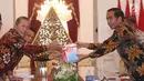 Presiden Joko Widodo (Jokowi) menerima Laporan Ikhtisar Hasil Pemeriksaan Semester (IHPS) II Tahun 2017 yang diberikan Ketua Badan Pemeriksa Keuangan (BPK) Moermahadi Soerja Djanegara di Istana Merdeka, Jakarta, Kamis (5/4). (Liputan6.com/Angga Yuniar)