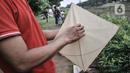 Warga bermain layang-layang di pinggir Kanal Banjir Timur (KBT), Duren Sawit, Jakarta, Senin (19/4/2021). KBT menjadi lokasi favorit warga untuk mengisi waktu menunggu buka puasa atau ngabuburit, salah satunya dengan bermain layang-layang bersama keluarga. (merdeka.com/Iqbal S Nugroho)