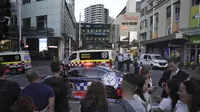 Orang-orang berkerumun di luar Westfield Shopping Centre atau Westfield Bondi Junction di timur Sydney, Australia setelah insiden penikaman. (AFP/Rick Rycroft)