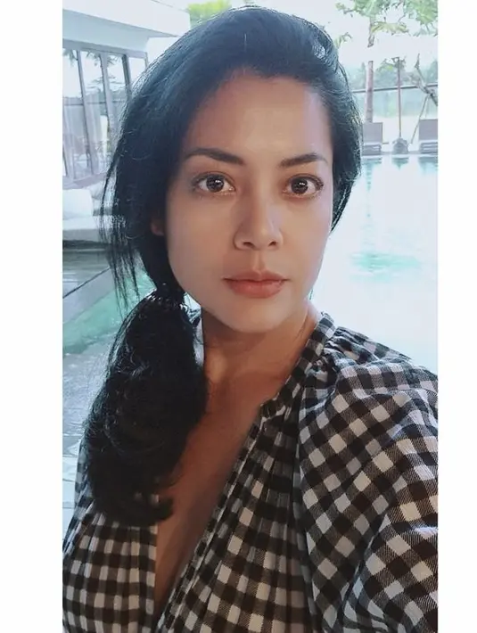 Mengikat rambutnya kesamping, Lulu Tobil tampil wajah polos tanpa riasa wajah sama sekali. Ia tampak muda diusia 44 tahun. @lutob