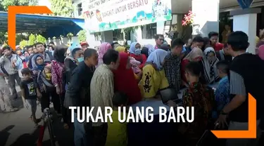 Jelang lebaran, bank dan outlet penukaran uang baru di Subang, Jawa Barat terus diserbu masyarakat. Warga rela mengantri hingga berjam-jam untuk mendapatkan uang baru mulai pagi hingga siang.