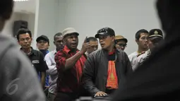 Seorang perwakilan dari Persipura saat berdialog di Kantor Kemenpora, Kamis (28/5/2015). Mereka mempertanyakan kasus batalnya pertandingan Piala AFC antara Persipura dengan Pahang FA. (Liputan6.com/Herman Zakharia)
