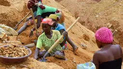 Sejumlah wanita menggali tanah di sebuah situs penambangan emas di kota Betare Oya, Kamerun (4/4).  (AFP Photo/Reinnier Kaze)