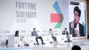 Managing Director EMTEK Sutanto Hartono (kanan), pemilik Rans Entertaiment Raffi Ahmad (kedua kanan), dan Founder and CEO IDN Media Winston Utomo (kedua kiri) saat menjadi pembicara pada Fortune Indonesia Summit 2022 di Jakarta, Kamis (19/5/2022). Fortune Indonesia Summit 2022 mengusung tiga tema besar yaitu impact, growth, dan sustainability. (Liputan6.com/Faizal Fanani)