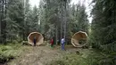 Sejumlah orang bermain di dekat megafon raksasa dari kayu buatan sekelompok mahasiswa arsitektur interior di hutan Estonia, 28 September 2015. Megafon ini dibuat untuk mendengarkan suara hutan dan mahluk yang tinggal di dalamnya. (REUTERS/Ints Kalnins)