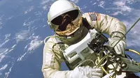 Edward White selama misi Gemini 4, ia menjadi astronaut Amerika pertama yang melakukan perjalanan ke angkasa luar. (Public Domain)