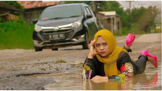 Viral Wanita Berpose Bak Model di Jalan Rusak dan Berlumpur, Sindir Pemerintah