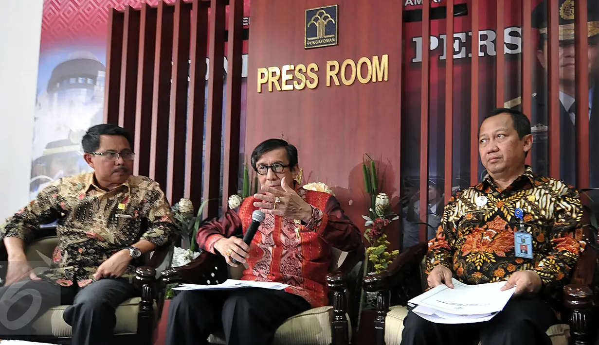 Menkumham Yasonna Laoly (tengah) memberikan penjelasan terkait surat pengaktifan kembali kepengurusan Golkar Munas Riau, Jakarta, Kamis (28/1/2016). SK Kepengurusan Partai Golkar Munas Riau diaktifkan untuk 6 bulan ke depan. (Liputan6.com/Johan Tallo)