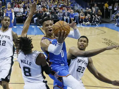 Pebasket San Antonio Spurs, Patty Mills dan Rudy Gay, berusaha menghadang pebasket Oklahoma City Thunder, Russell Westbrook, pada laga NBA di Chesapeake Energy Arena, Minggu (11/3/2018). Thunder menang 104-94 atas Spurs. (AP/Sue Ogrocki)
