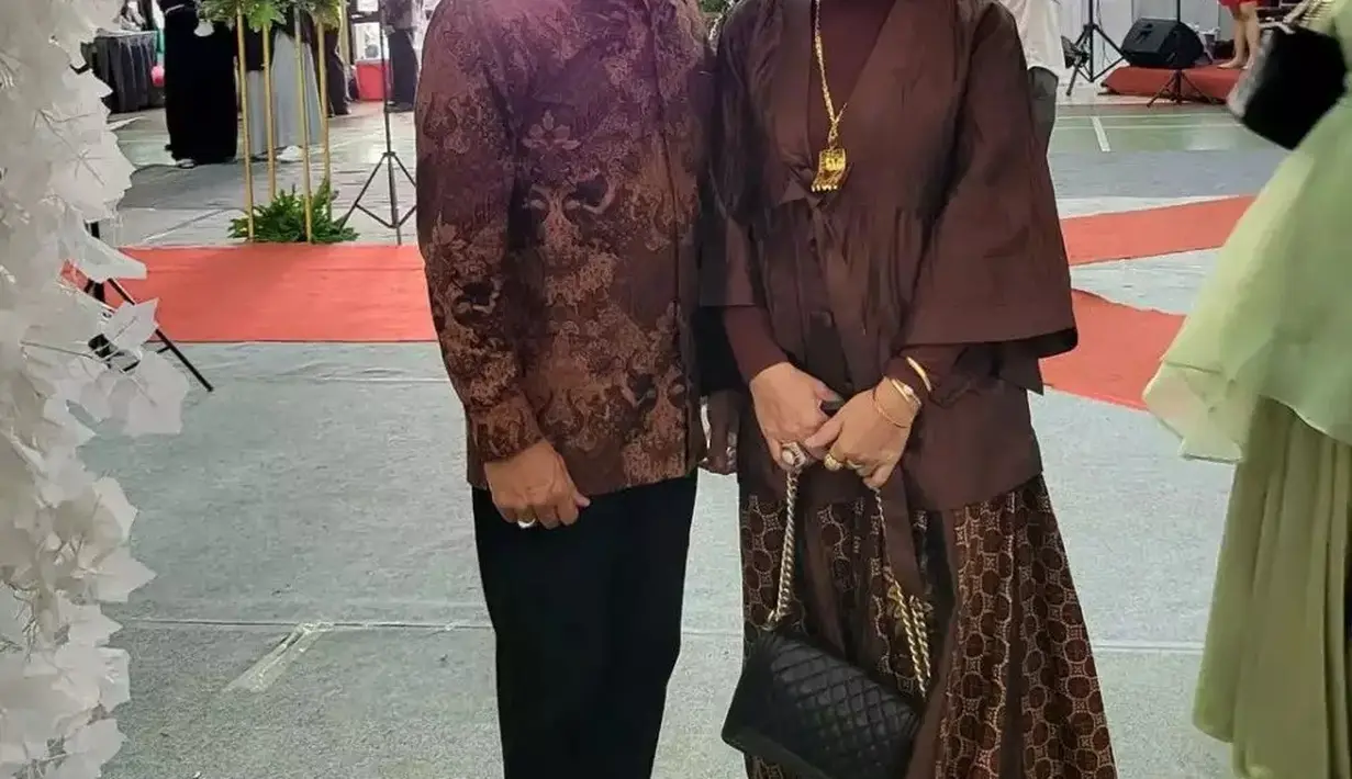 Perhiasan dan tas jadi gaya andalannya untuk hadir di acara-acara formal. [Instagram @mom_ayting92_]