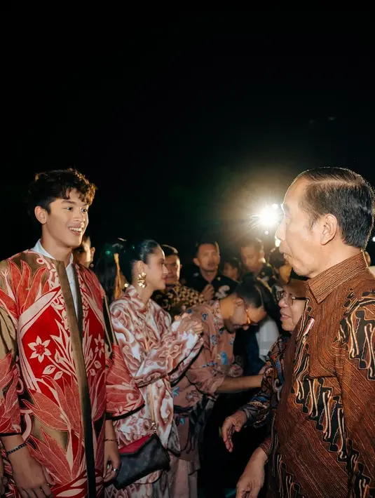Melalui akun instagramnya, Eddy mengungkapkan sebuah kehormatan bisa menjadi bagian dari Istana Berbatik. [Instagram/eddy_mm]