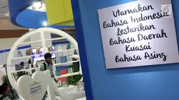 Seorang pelajar melihat-lihat stand buku pada Indonesia International Book Fair 2019 di Jakarta Convention Center, Kamis (5/9/2019). Indonesia International Book Fair 2019 menghadirkan ratusan ribu buku dari berbagai penerbit dan berlangsung hingga 8 September 2019. (Liputan6.com/Helmi Fithriansyah)