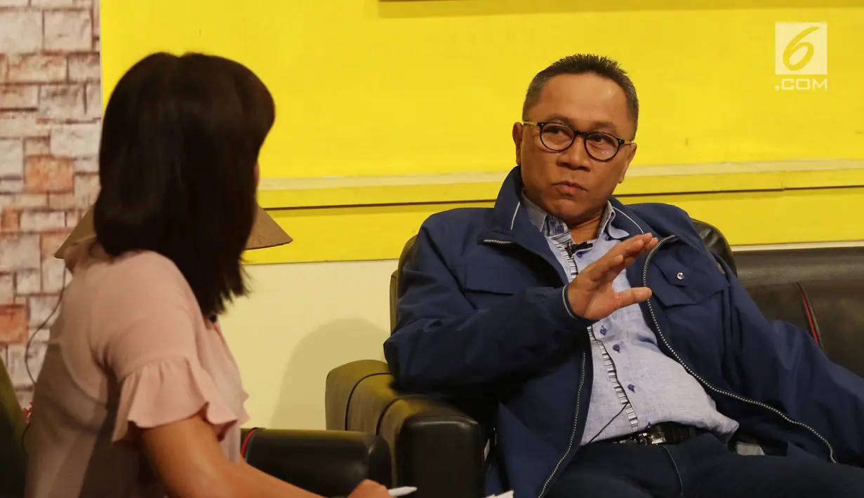 Ketua MPR RI Zulkifli Hasan menjadi pembicara dalam Dialog Sudut Pandang di Jakarta, Selasa (1/5). Diskusi tersebut mengangkat tema "Mencetak Generasi Muda Yang Cerdas dan Spiritual". (Liputan6.com/Arya Manggala)