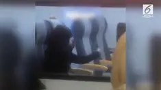 Asyik selfie di dalam gerbong kereta api, seorang Wanita tak sadar dirinya tengah menjadi bahan tertawaan.