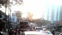 Padatnya lalu lintas Jakarta pagi ini diwarnai kecelakaan truk bermuatan kertas di Tol Jakarta arah Merak KM 58.