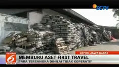 Ribuan koper milik First Travel diangkut menggunakan truk ke kantor utamanya di Jalan Radar Auri, Cimanggis, Depok, Jawa Barat.
