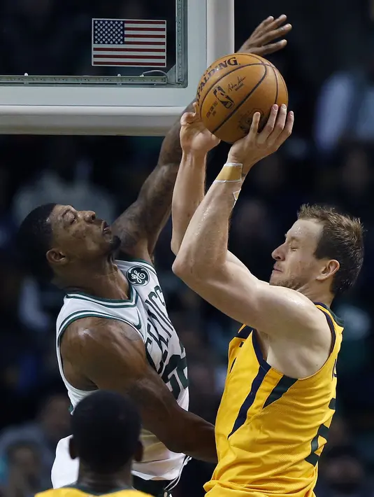 Pemain Utah Jazz, Joe Ingles (kanan) melakukan umpan melewati adangan pemain Boston Celtics, Marcus Smart pada lanjutan NBA basketball game di TD Garden, Boston, (15/12/2017). Utah Jazz menang 107-95. (AP/Michael Dwyer)
