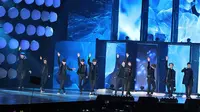 EXO mempersembahkan piala yang diraih dalam MNet Asia Music Awards 2014 untuk penggemarnya yang disebut EXO-L.