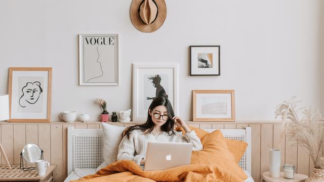 nIlustrasi nonton drama korea