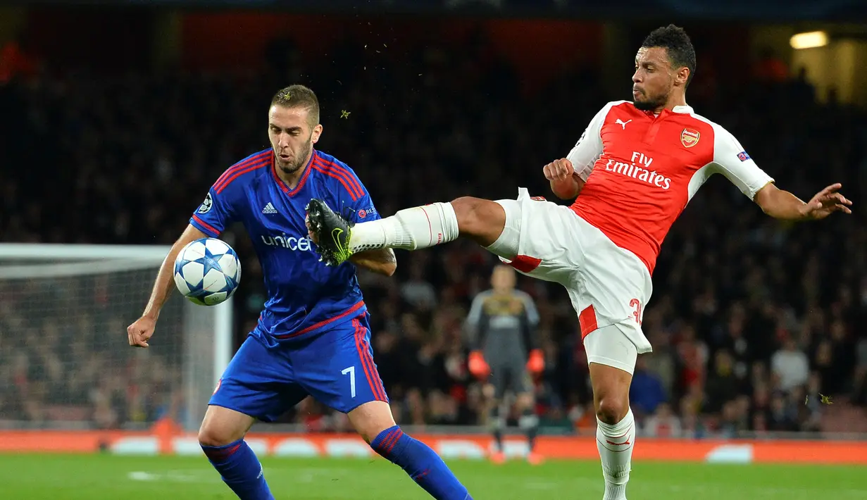 Francis Coquelin (kanan) semakin sering menjadi pilihan utama Arsene Wenger berkat penampilannya. Namun, pelatih Timnas Prancis, Didier Deschamps, belum tertarik memanggil gelandang bertahan berusia 24 tahun ini. (AFP/Glyn Kirk)