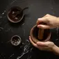 Ilustrasi membuat scrub dari bahan kopi dan garam. (Sumber foto: Pexels.com).