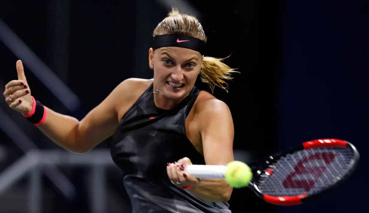 Petenis Ceko, Petra Kvitova mengembalikan bola petenis Prancis Alize Cornet pada putaran kedua turnamen tenis AS Terbuka 2017 di New York (30/8).  (AP Photo / Adam Hunger)