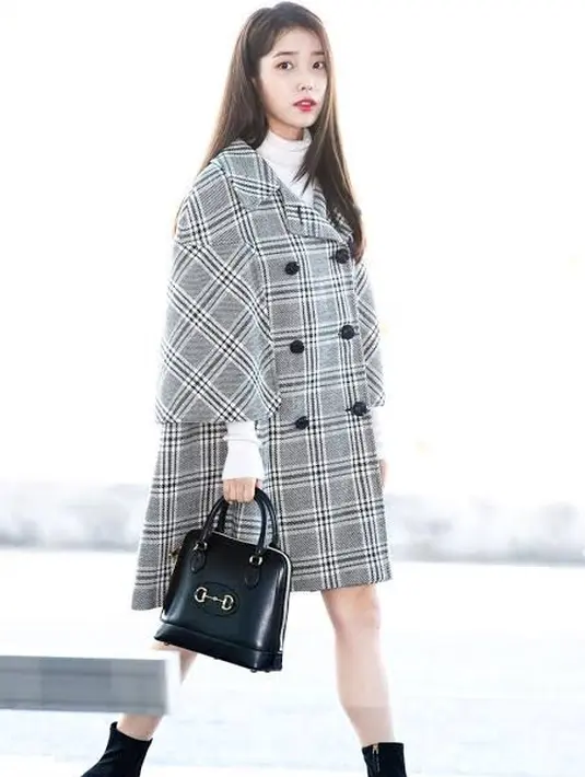 Penyanyi asal Korea Selatan, IU pun mengenakan blazer dress abu-abu yang dipadukan dengan inner turtle neck hitam. Dengan boots heels dan handbag hitamnya. Pinterest