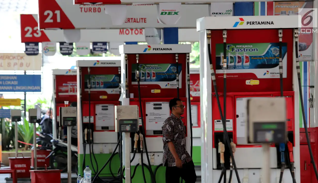 Suasana di SPBU Kuningan Jakarta, Sabtu (5/5). Pemerintah berencana untuk menambah subsidi solar di tengah harga minyak dunia yang sedang naik. (Liputan6.com/Johan Tallo)