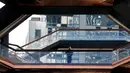 Detail konstruksi bangunan Vessel di proyek pembangunan Hudson Yards, Manhattan West Side, New York, AS, Selasa (12/3). Dengan 155 tangga, bangunan ini memiliki 2.500 anak tangga. (REUTERS/Mike Segar)