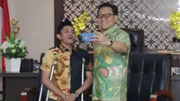 Wakil Ketua MPR Muhaimin Iskandar bersama Anjas, si penemu lima aplikasi untuk penyandang disabilitas.