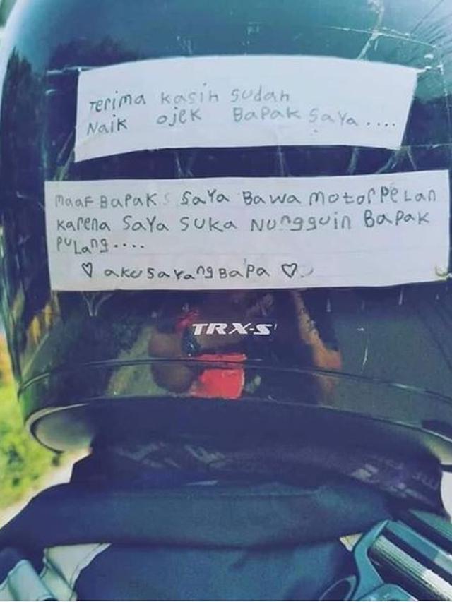 6 Tulisan di Helm Ojek Online Ini Penuh Makna, Bikin Haru