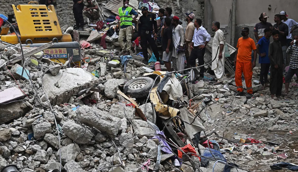 Tim penyelamat masih terus berupaya mengeluarkan lebih banyak korban dari reruntuhan gedung lima lantai di Pakistan.  (Rizwan TABASSUM/AFP)