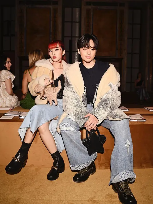 Tampilannya makin lengkap dengan kenna bootie hitam yang berikan sentuhan soft chunky dan minimalis [Coach]