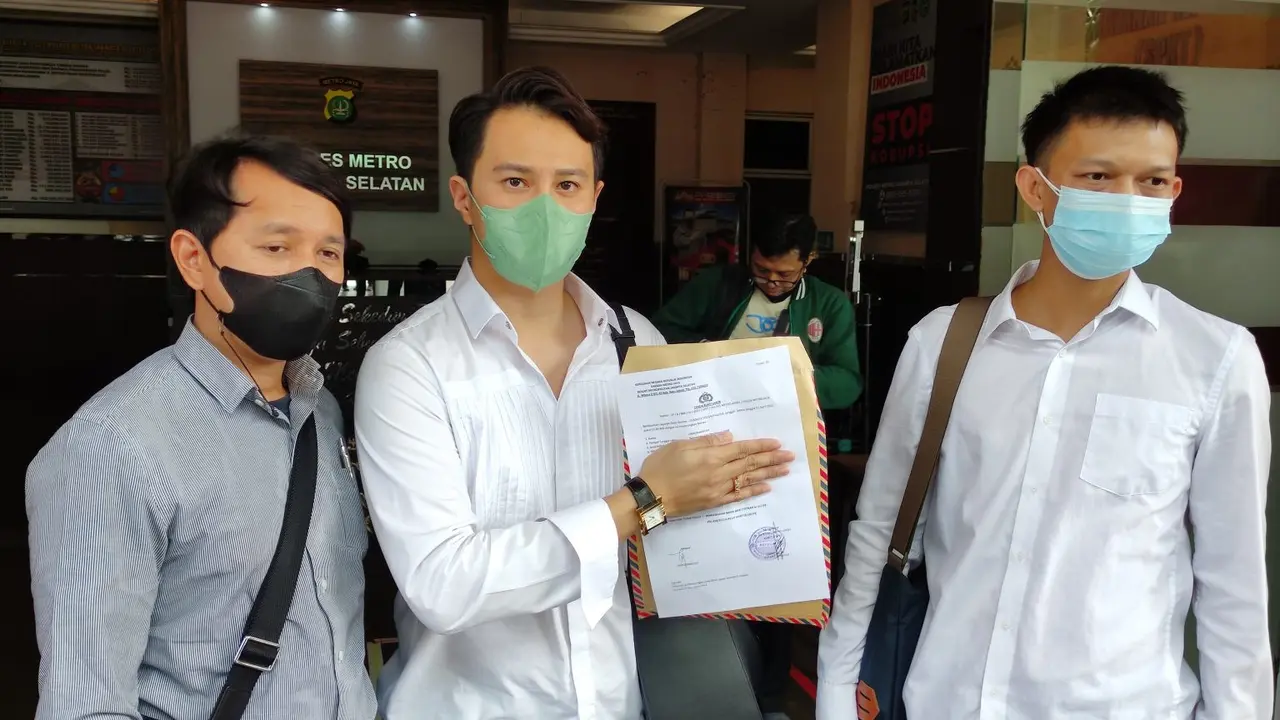 Desainer Hans Virgoro melaporkan balik Selebgram RA