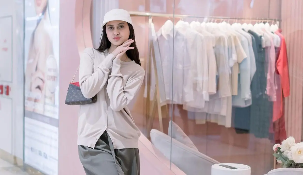 Seperti padu padan cardigan dengan wide pants yang dipermanis dengan topi dan platform shoes. [Foto: IG/therealaisamaisa].