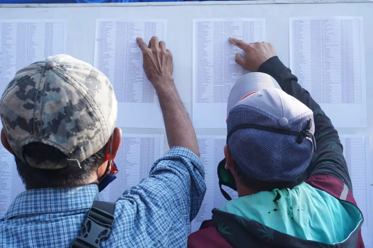 Para warga terdampak perpanjangan PPKM Darurat di Garut, Jawa Barat tengah melihat daftar nama mereka dalam deretan nama yang telah diseleksi Pemda Garut, sebagai penerima bansos tunai Rp 250 ribu per orang.