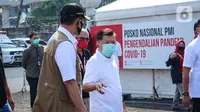 Ketua PMI Jusuf Kalla berbicara dengan Ketua Gugus Tugas Percepatan Penanganan COVID-19 Doni Monardo saat mengunjungi Gudang Darurat Penanaganan COVID-19 PMI di Jakarta, Jumat (22/5/2020). Doni berdiskusi dengan Jusuf Kalla tentang penanganan COVID-19 ke depan. (Liputan6.com/Faizal Fanani)