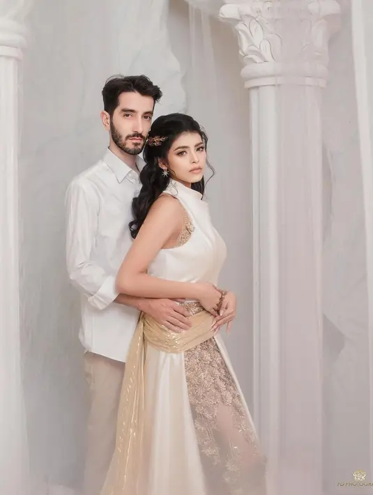 Tampil mesra dengan calon suaminya, Jharna Bhagwani serasi mengenakan outfit serba putih dengan sentuhan warna emas. Detail makeupnya pun glowing flawless dengan nuansa kecokelatan yang lembut dan berbaur sempurna dengan keseluruhan penampilannya. [Foto: Instagram/jharnabhagwani]