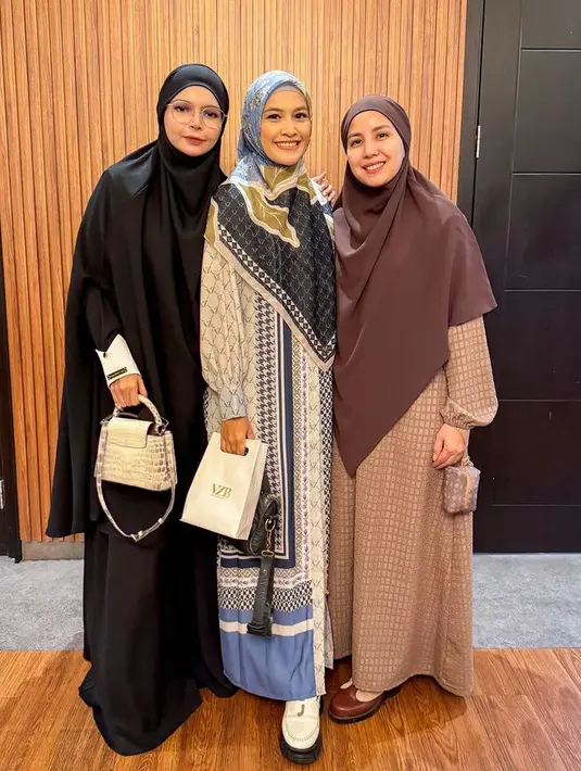 Tya Ariestya mengenakan kerudung instan panjang coklat senada dengan abaya bermotif. Dipadukan sepatu mary jane. [@tya_ariestya]