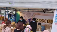 Choirul Mahpuduah (53 tahun), sukses membangun komunitas usaha “Kampung Kue” di Surabaya, Jawa Timur.