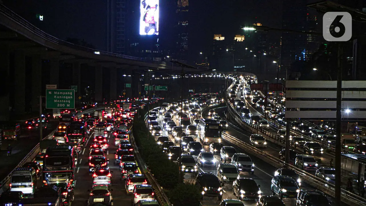 FOTO: Pegawai WFO, Jalanan Ibu Kota Kembali Macet