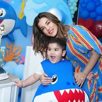 Pesta bertema Baby Shark itu berlangsung meriah dengan dekorasi serba laut yang warna-warni, lengkap dengan kostum karakter hiu khas acara anak-anak. [@tasyafarasya].