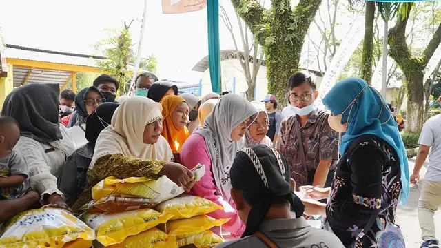 Sembako murah di Lumajang laris manis diserbu  warga (Istimewa)