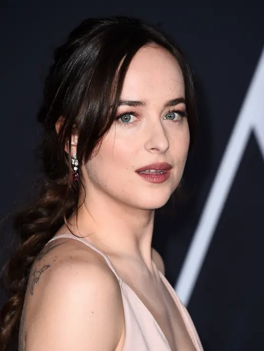 Ekspresi Dakota Johnson saat menghadiri pemutaran film perdana "Fifty Shades Darker" di The Theatre di Ace Hotel di Los Angeles, AS (2/2). Film ini disutradarai oleh James Foley dan ditulis oleh Niall Leonard. (Alberto E. Rodriguez/Getty Images/AFP)