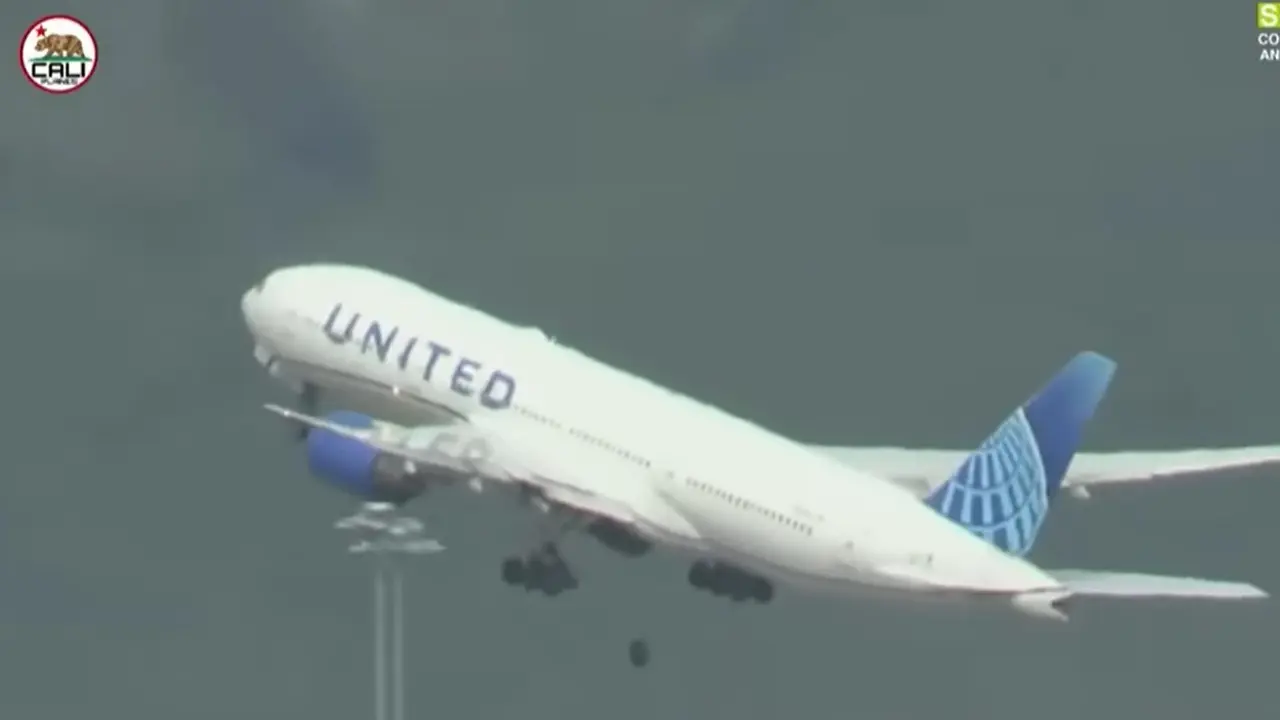 Roda Pesawat Boeing Milik United Airlines Copot Saat Baru Lepas Landas Beberapa Detik