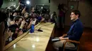 Suasana saat Iker Casillas menyampaikan salam perpisahan di Stadion Santiago Bernabeu, Madrid, Spanyol, Minggu (12/7/2015). Setelah 25 tahun, Casillas akhirnya resmi meninggalkan Real Madrid menuju Porto FC. (REUTERS/Andrea Comas)