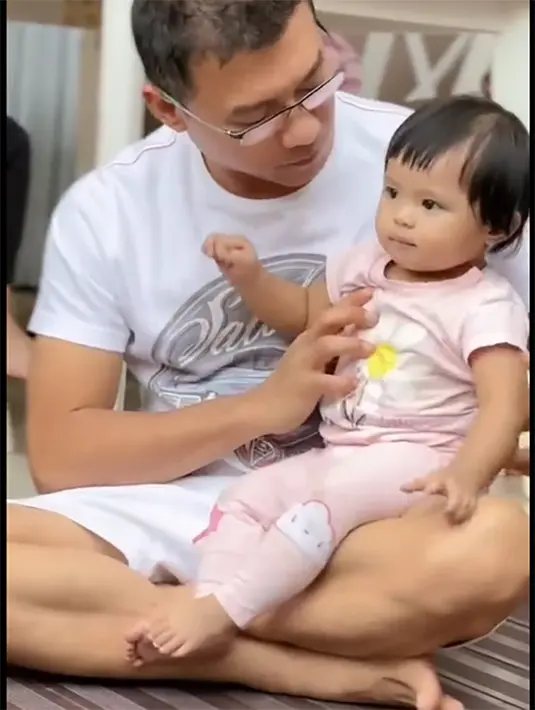 "Ikutan gemeeessss,"tulis tekadwahyono.  "Mana pasrah saja ameena nya, udah biasaaa ya naa," tulis rafumasan. "Jangan kan kakeknya. Saya aja gemesss banget liat Ameena yg sangat super smart baby banget," tulis dcinta. Dan masih banyak lagi yang ikutan gemas dengan baby Ameena yang makin hari makin menggemaskan. [Instagram/ananghijau]