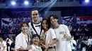 Jadi MVP, Dwi Sasono pun disupport oleh istri dan anak-anaknya yang kompak mengenakan atasan warna putih.[@dwisasono]