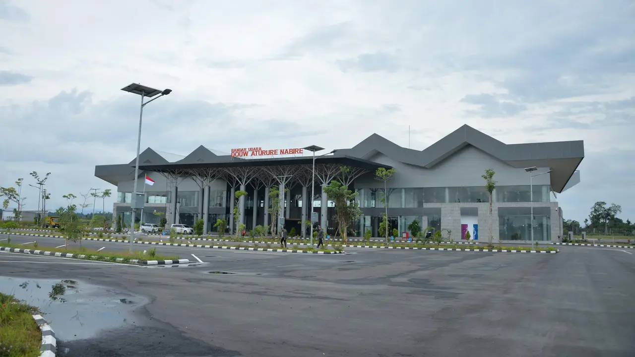Presiden Jokowi siap meresmikan dua bandara yang berstatus Proyek Strategis Nasional (PSN) di Papua.
