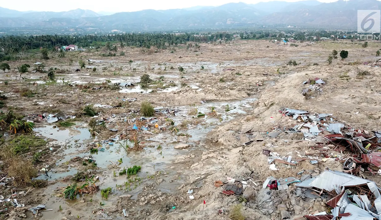 Pantauan udara ratusan rumah terendam lumpur dan tanah di Petobo, Palu, Sulawesi Tengah, Rabu (3/10). Fenomena likuifaksi merupakan hilangnya kekuatan tanah akibat besarnya massa dan volume lumpur yang keluar pasca gempa. (Liputan6.com/Fery Pradolo)
